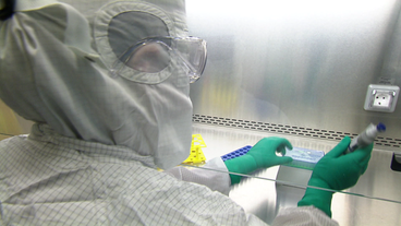 Bild: SWR Laborarbeit mit aufwändigem Schutz