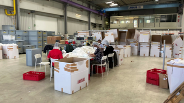 Bild: SWR Maskenproduktion in Lagerhalle