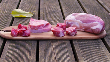 Bild: SWR Schweinefleisch auf einem Brett