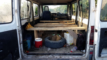 Bild: SWR Transportbus für illegale Erntehelfer mit Holzbänken