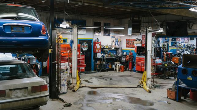 Bild: mauritius images / Cavan Images Eine Autowerkstatt