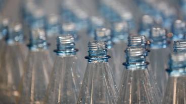 Bild: dpa Die Wasserhersteller wollen gerne Umsatz machen.