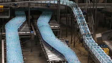 Bild: dpa Wasserhersteller wollen Umsatz machen.