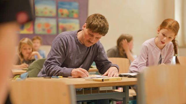 Anthroposophie in der Bildung: Frank Seibert (Mitte) drückt wieder die Schulbank – mit Schülern der dritten Klasse der Waldorfschule Rottweil in Baden-Württemberg.