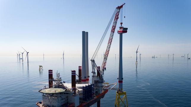 Aufbau einer Offshore-Umspannstation beim Offshore-Windpark Borkum Riffgrund 2 (Foto ist für beide Teile verwendbar)