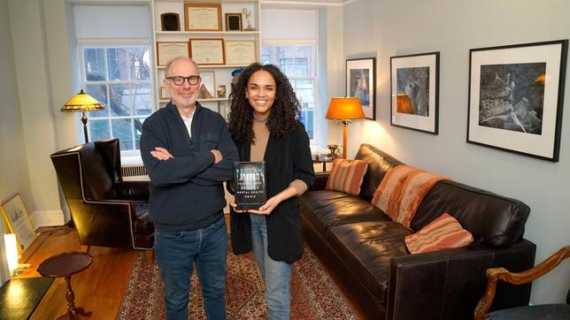 Bild: WDR/Bilderfest GmbH Dr. Kenneth Rosenberg (l) lebt und arbeitet als Psychiater in New York und kann Ciani ausführlich von den Mißständen in der amerikanscihen Psychiatrie erzählen - und das hat er auch alles mit seinem Dokumentarfilm "Bedlam" drastisch sichtbar gemacht