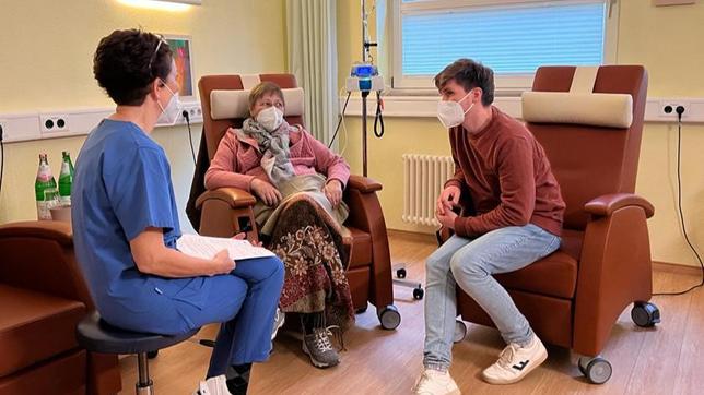 Frank Seibert (rechts) im Gespräch mit der Ärztin Dr. Anette Voigt und einer Patientin über die Misteltherapie, die begleitend zur Chemotherapie am anthroposophischen Krankenhaus Herdecke eingesetzt wird.
