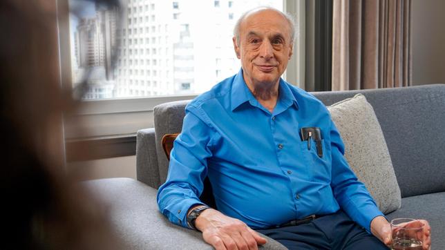 Bild: WDR/Bilderfest GmbH/Krischan Dietmaier Harry Lando (Foto) kritisiert David Rosenhan dafür, dass er sein Erlebnis in der Psychiatrie nicht in dem berühmten Artikel erwähnt hat, weil es nicht zu dem kritischen Bild von der amerikanischen Psychiatrie passte, das er damit "malen" wollte.