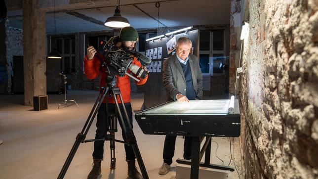 Bild: WDR/Bilderfest GmbH/Christian Brandt Prof. Spitzer (r) zeigt Kameramann Gidon Lasch Details der Rosenhan Studie, die unpräzise oder sogar unwahr sind