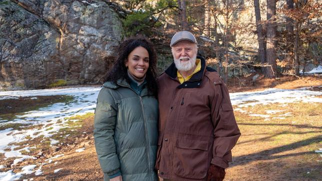 Smut Smith besucht gemeinsam mit unserem Host Ciani-Sophia Hoeder den Ort, an dem damals das Robbers Cave Experiment stattgefunden hat