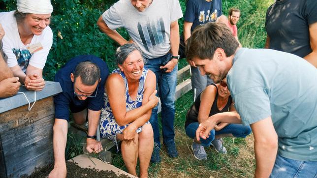 Wo hat sie sich versteckt? Frank Seibert (rechts) mit anderen Hobbyimkern auf der Suche nach der Bienenkönigin.