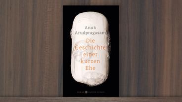 Bild: Hanser Berlin Cover von Anuk Arudpragasams Roman "Die Geschichte einer kurzen Ehe"