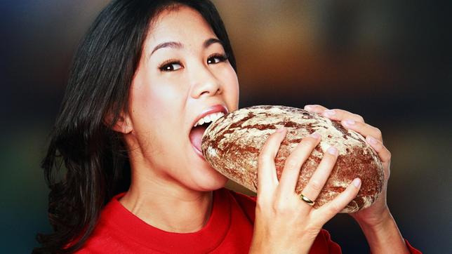 Bild: WDR/Simin Kianmehr Bis zu 500 verschiedene Aromastoffe stecken in einem Brot. Und was sonst noch? Wie sieht es mit Zusatzstoffen aus – und mit Nährstoffen? Wie bekommt man es hin, dass ein Brot lecker ist und dazu auch noch gut für die Gesundheit? - Moderation Mai Thi Nguyen-Kim