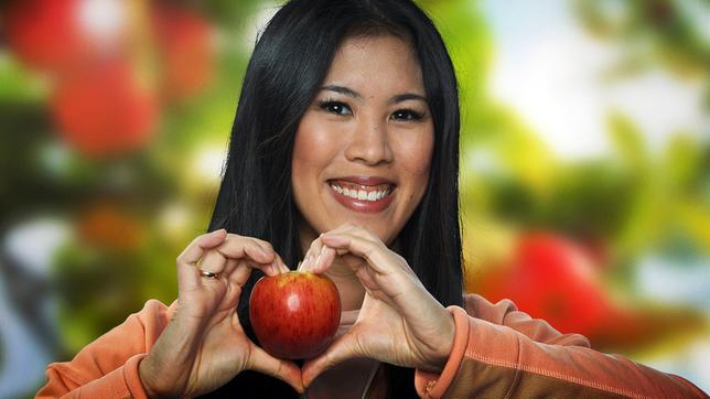 Bild: WDR/Linda Meiers Der Apfel ist das beliebteste Obst der Deutschen. Aber die Sortenvielfalt und der regionale Anbau sind in Gefahr. Denn immer mehr neu gezüchtete teure Clubsorten erobern die Ladentheken - patentierte Standardäpfel aus entfernten, riesigen Anbaugebieten, mit eigenem Vermarktungskonzept. Die Marken-Äpfel sollen uns beim Einkauf die Entscheidung erleichtern. Aber nach welchen Kriterien entscheiden Kunden an der Obst-Theke? Sind die neuen Äpfel wirklich die Gewinner? Und was heißt das für unsere regionalen Äpfel? Quarks macht den Test. - Mai Thi Nguyen-Kim moderiert die Sendung.