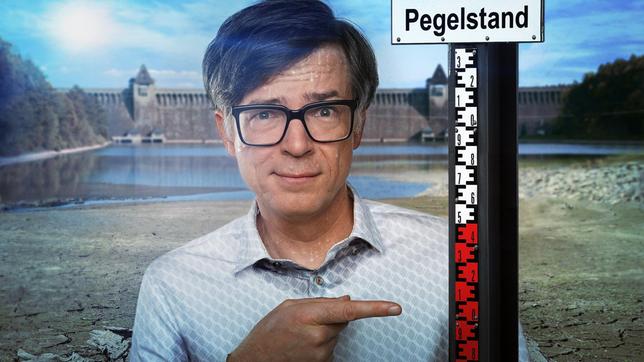 Bild: WDR/Annika Fußwinkel/picture alliance/Frank May Die letzten Jahre gehören zu den heißesten und trockensten seit Beginn der Wetteraufzeichnung. In Portugal, Frankreich und Italien herrscht Dürrealarm. Und obwohl es in Deutschland immer wieder regnet, sind auch hier die Böden an vielen Orten zu trocken. Was heißt das für unsere Wasserversorgung? Rauben wir uns selbst wertvolles Trinkwasser, wenn wir Gartenpflanzen öfter gießen oder im Pool für Abkühlung sorgen? Und wie können Landwirte ihre Ernten retten? Quarks erklärt, wie es wirklich um unser Wasser steht, und zeigt, mit welchen Strategien wir uns an die neue Situation anpassen können. - Ralph Caspers moderiert die Sendung.