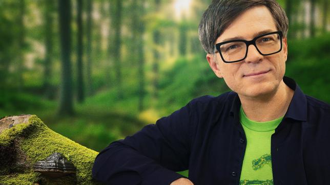 Bild: WDR/Annika Fußwinkel Trockenheit und Borkenkäfer machen dem Wald immer mehr zu schaffen. Wie muss der Wald der Zukunft aussehen, damit er der Klimakrise trotzen kann? Förster setzen bereits verschiedene Konzepte um, damit der Wald von morgen überleben kann. Und: Das Quarks-Experiment – Ein Kassenhäuschen, in dem ein Mitarbeiter des Forstamts Eintritt für den sonst so selbstverständlichen Waldbesuch verlangt: für die Wiederaufforstung mit klimaresistenten Baumarten, den Erholungsfaktor und die Pflege des Waldes. Wie reagieren die Menschen, wenn Wald auf einmal etwas kostet? - Ralph Caspers moderiert die Sendung.