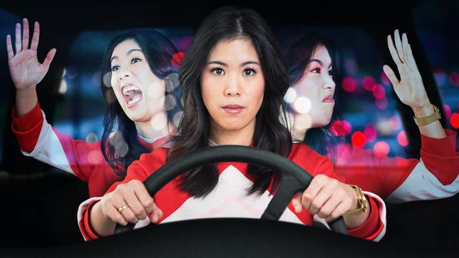Bild: WDR/Ben Knabe/dpa/Rolf Vennenbernd Zu dicht auffahren, wild gestikulieren, wüst schimpfen und rechts überholen: alltägliche Szenen auf Deutschlands Straßen. Laut einer Umfrage des Deutschen Verkehrssicherheitsrates (DVR) ist Aggression im Straßenverkehr für 80 Prozent der Befragten ein prägendes Element. Und dabei ist es egal, ob man als Fußgänger, Radfahrer oder im Auto unterwegs ist. Doch nicht nur das Mehr an Verkehr ist schuld an der Zunahme von aggressivem Verhalten, es gibt noch weitere Faktoren. Quarks begibt sich auf Spurensuche und fragt: Warum entsteht so viel Aggression im Straßenverkehr? Was genau macht uns aggressiv und was muss sich ändern, dass ein besseres Miteinander gelingt? - Moderatorin Mai Thi Nguyen-Kim