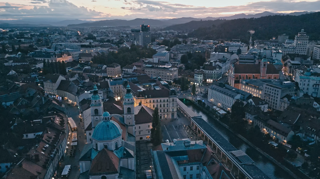 Sloweniens Hauptstadt Ljubljana bei Nacht – Ehrengast der Frankfurter Buchmesse 2023.