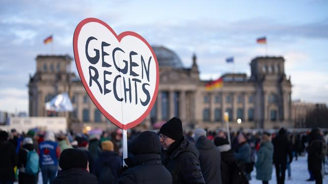 Transparent in Herzform mit Aufschrift: Gegen Rechts. Demonstranten auf der Reichstagswiese. Im Hintergrund der Reichstag