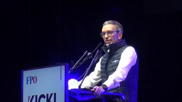Bild: NDR Der österreichische Rechtspopulist Herbert Kickl an einem Rednerpult im Rampenlicht.