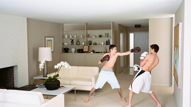 Fotografie Boxing von Jeff Wall, 2011, zwei Männer in Boxerstellung in einem Wohnzimmer