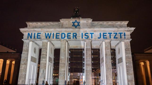 Das Brandenburger Tor erstrahlt in Israels Farben mit der Aufschrift "Nie wieder ist Jetzt"