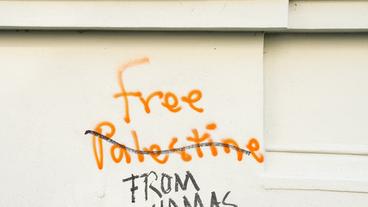Auf einer Hauswand in Berlin wurde ein Pro-Palästinensisches Graffito "Free Palestine" uebermalt, indem Palestine durchgestrichen wurde und stattdessen die Aussage nun lautet: "Free Palestine FROM HAMAS".