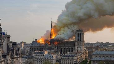 Bild: WDR/picture alliance/dpa/Thibault Camus Die brennende Kathedrale Notre Dame de Paris.