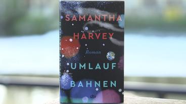 Bild: WDR Buchcover mit Schrift "Umlaufbahnen" von Samantha Harvey