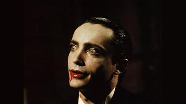 Bild: imago images/Everett Collection Udo Kier als Dracula mit Blut am Kinn
