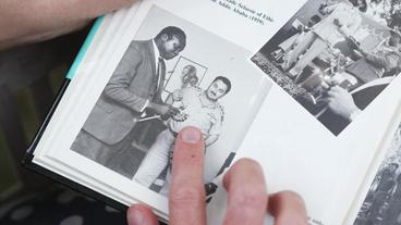 Bild: WDR Foto eines schwarzen Mannes im Anzug und eines weißen Mannes in Uniform in einem Buch.