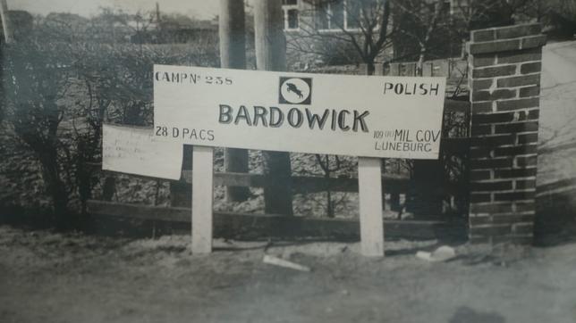 Ein historisches Schwarz-Weiß-Foto von einem Ortseingangsschild.