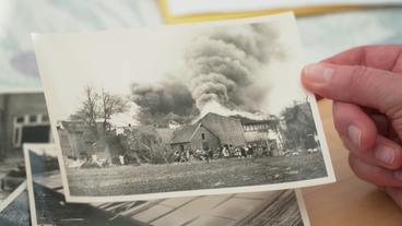 Bild: NDR Historische Schwarz-Weiß-Fotografie eines brennenden Hauses in Bardowick.
