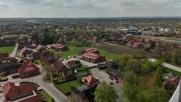 Bild: NDR Eine Luftaufnahme des Dorfes Bardowick bei Lüneburg.