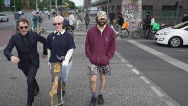 Bild: WDR Drei Personen gehen über Straße