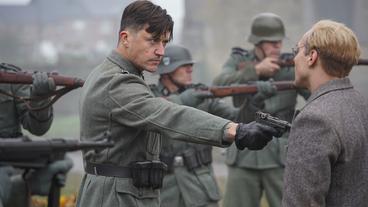 Bild: Angel Studios Szene aus dem Film "Bonhoeffer": Ein Soldat hält Dietrich Bonhoeffer eine Pistole an die Brust.