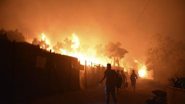 Bild: dpa Feuer im Flüchtlingslager Moria auf Lesbos