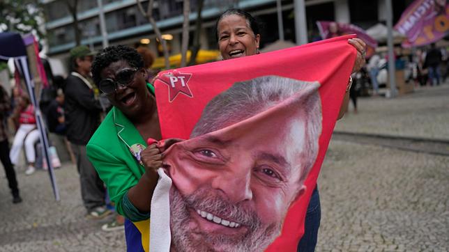 Frauen zeigen eine Fahne mit dem Bild des ehemaligen brasilianischen Präsidenten Luiz Inacio "Lula" da Silva, der für das Präsidentenamt kandidiert.