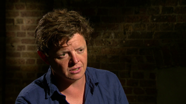 Bild: NDR/Screenshot Tom Burgis spricht in einem Interview.