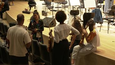 Bild: ARD Das Chineke! Orchestra bei Proben in der Hamburger Elbphilharmonie.