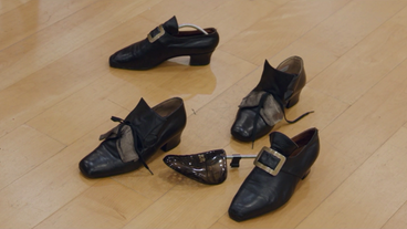 Bild: NDR/Screenshot Verschiedene Schuhe auf dem Boden.