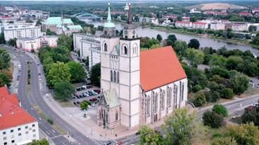 Bild: ttt Max Uhligs Fenster für die Magdeburger Johanniskirche