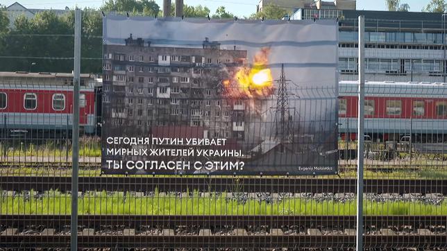 "Bist du einverstanden mit diesem Krieg?" Foto-Aktion auf dem Bahnhof im litauischen Vilnius
