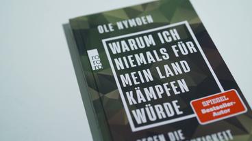 Ein Buchcover in Tarnfarben mit der Aufschrift "Ole Nymoen. Warum ich niemals für mein Land kämpfen würde".