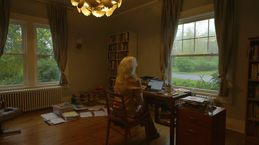 Bild: Screenshot Mary Gaitskill an ihrem Arbeitsplatz in ihrem Haus im New Yorker Umland.