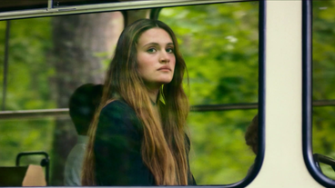 Bild: NDR/Screenshot Szene aus dem Film: Suzie sitzt am Fenster eines Busses und schaut raus.