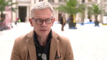 Bild: NDR/Screenshot Stephan Malinowski schaut in die Kamera.