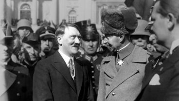 Hitler schüttel die Hand vom Kronprinzen Wilhelm.