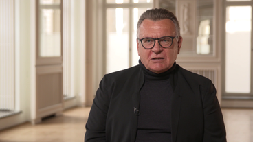 Bild: NDR/Screenshot Lothar Machtan schaut in die Kamera.