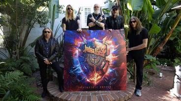 Die Bandmitglieder von Judas Priest mit dem Cover ihres neuen Albums.